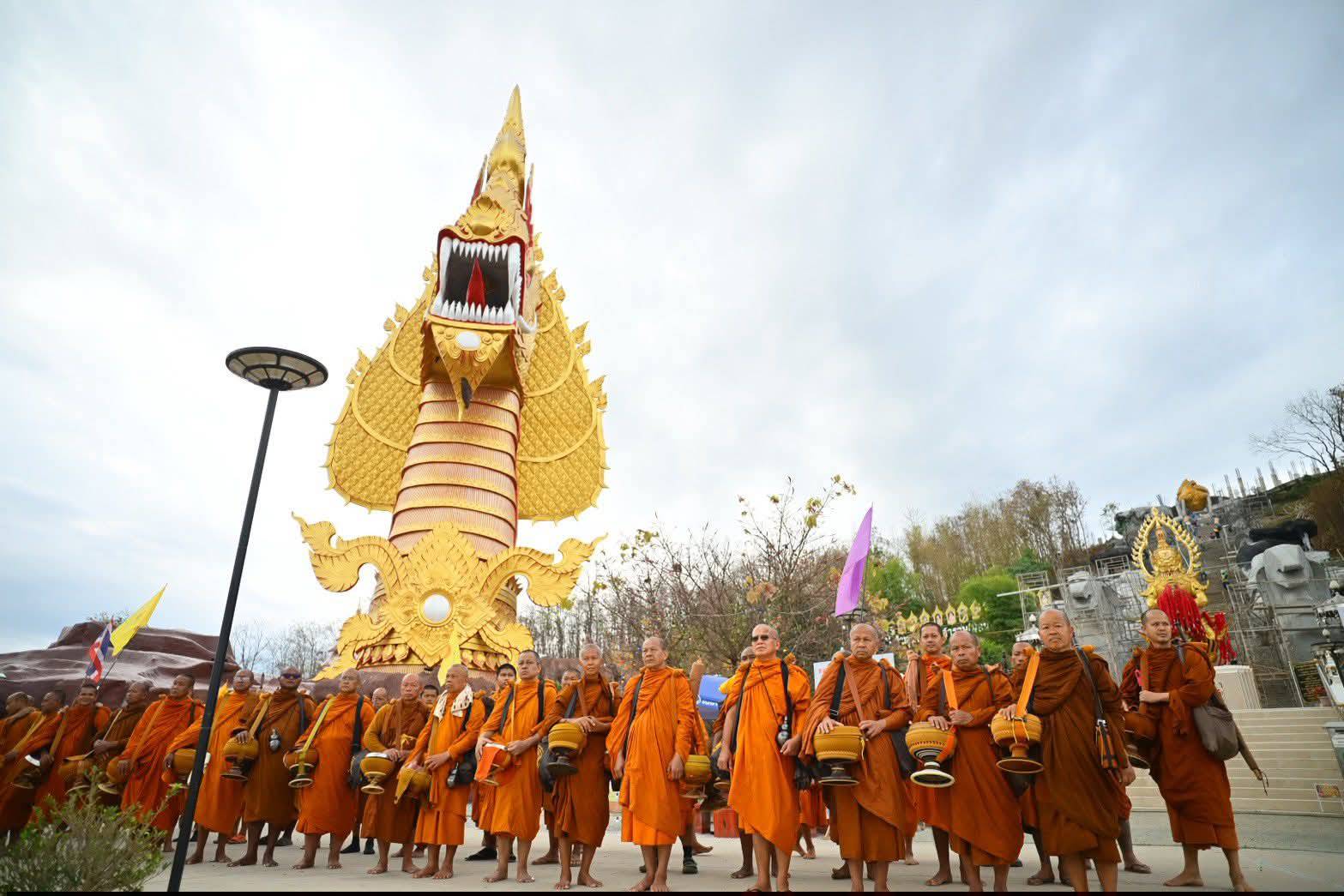 พระครูไทย ถวายการต้อนรับคณะพระธุดงค์ โครงการธุดงค์เฉลิมพระเกียรติ